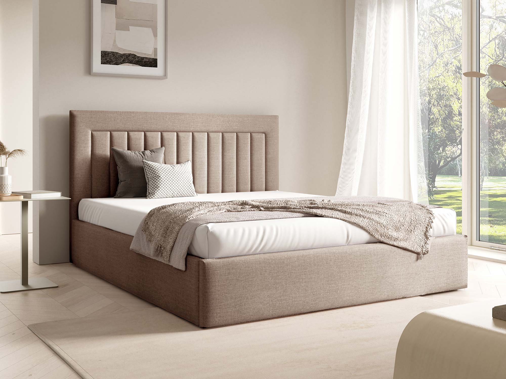 Polsterbett beige-braun mit hoher gerippter Rückenlehne in der Einrichtung
