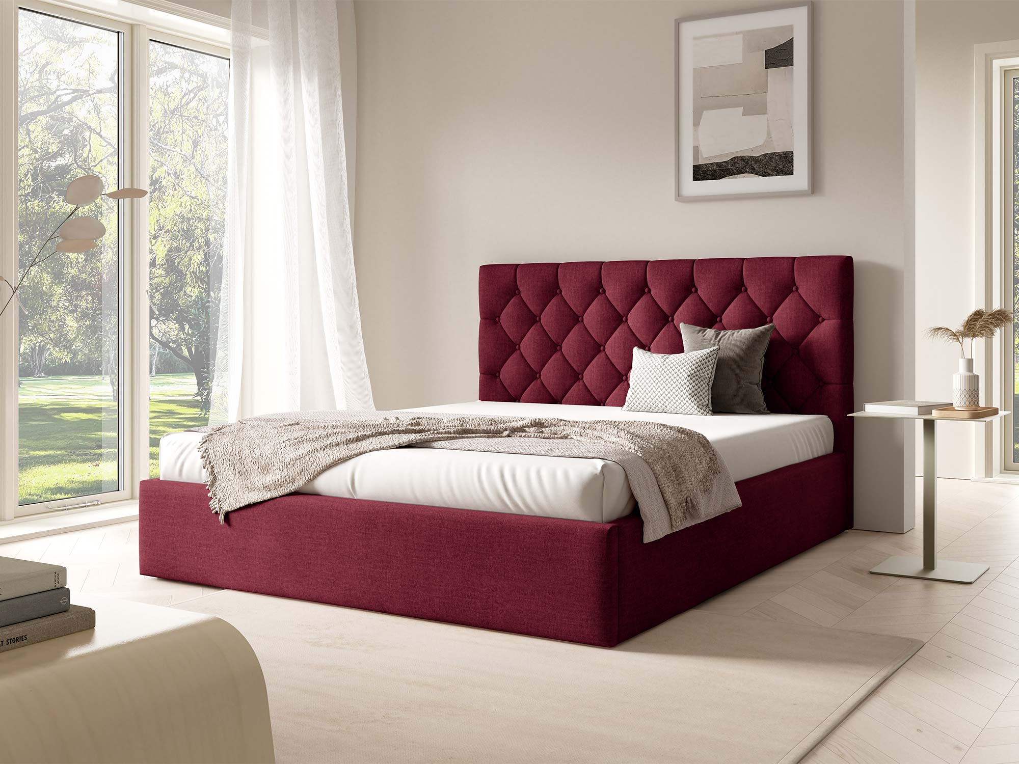 Bordeauxrotes Polsterbett mit Chesterfield-Kopfteil in einer Einrichtung