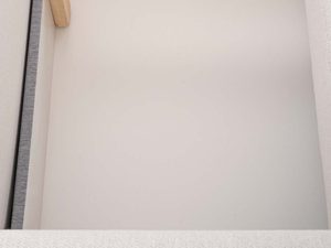 Miniatura 9 - Wnętrze pojemnika narożnika beżowego drewniana konstrukcja zbliżenie