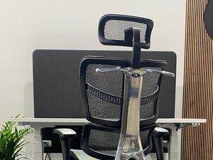 Miniaturka 5 - Fotel biurowy ergonomiczny czarny siatkowy przy biurku perspektywa