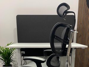 Miniaturka 6 - Fotel biurowy ergonomiczny szary siatkowy przy biurku profil