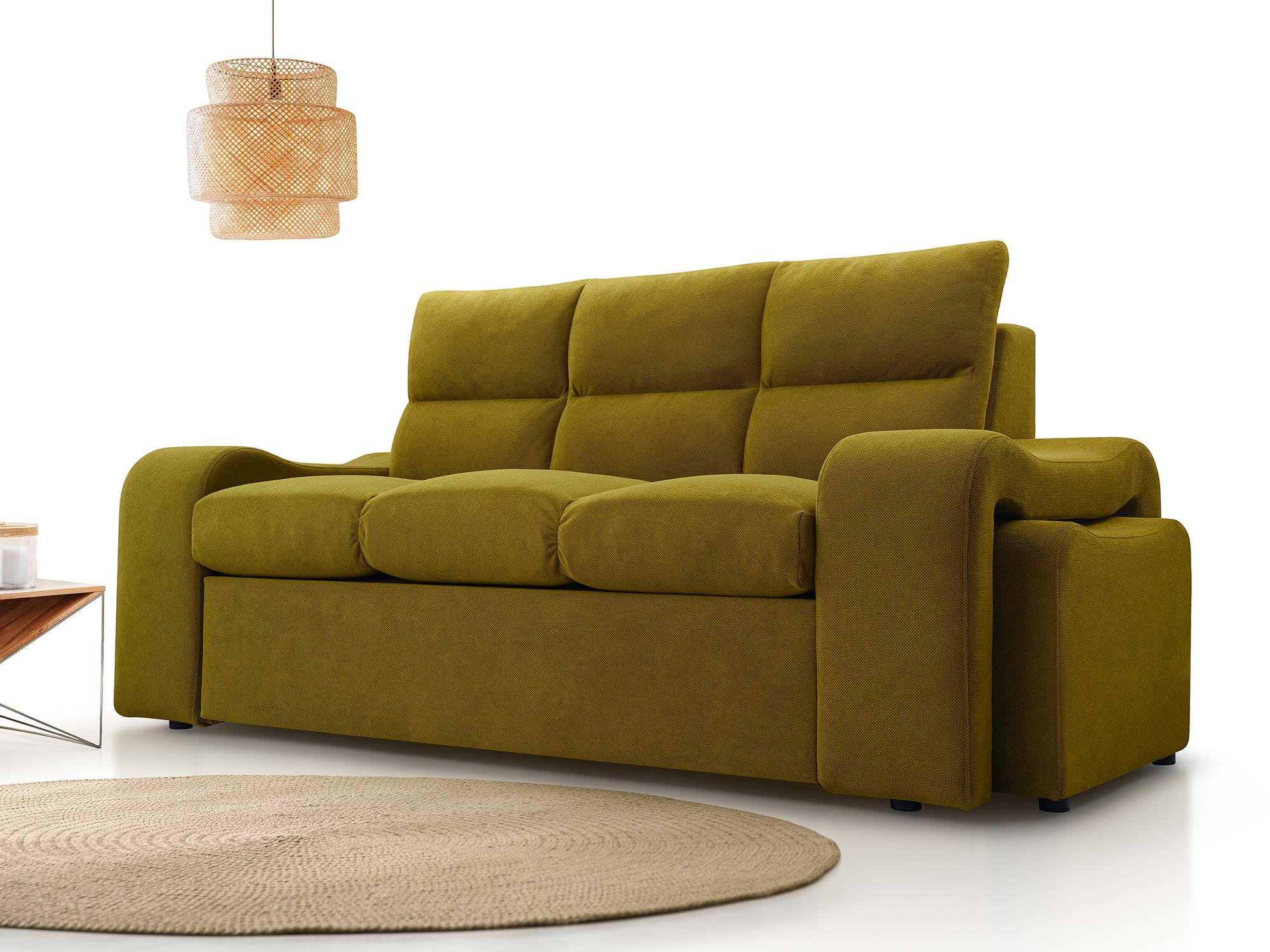 Senfgelbes Dreisitzer-Sofa in einer Anordnung mit einer Rattanlampe