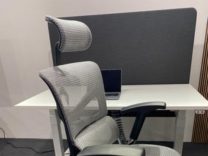 Miniaturka 1 - Szary fotel biurowy ergonomiczny siatkowy przy biurku z laptopem
