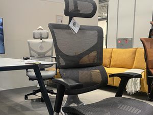 Miniaturka 8 - Czarny fotel biurowy ergonomiczny siatkowy na wystawie meblowej