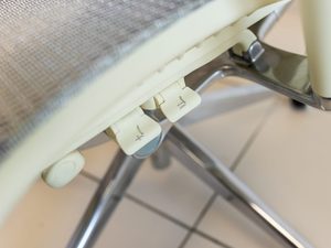 Miniatura 3 - Bílý kancelářské křeslo detail mechanizmu regulacji pod sedákem detail