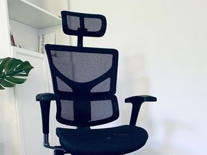 Miniaturka 7 - Czarny fotel biurowy ergonomiczny siatkowy z podnóżkiem w aranżacji biura