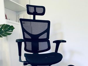 Miniaturka 1 - Czarny fotel biurowy ergonomiczny siatkowy z podnóżkiem w aranżacji