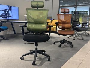Miniaturka 3 - Zielony fotel biurowy ergonomiczny siatkowy w salonie na wystawie