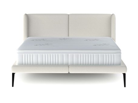 Łóżko tapicerowane na wysokich nogach Tessina