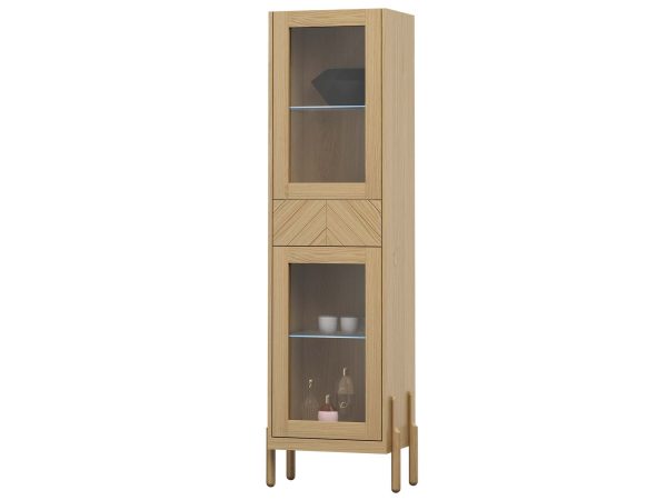 Vitrína jesionowa úzká vysoká s prosklenými drzwiczkami a čely v rybí kost na toczonych nogach