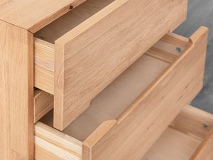 Miniatura 6 - Noční stolek dubová detail otwartych zásuvek s wycietymi úchyty