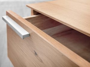 Miniatura 6 - Dubová skříňka nocna detail otwartej zásuvky s kovovým úchyty