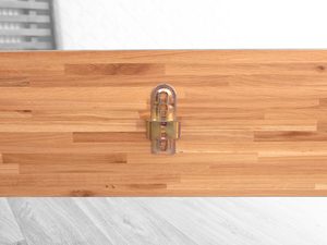 Miniaturka 14 - Detal zawiasu stelaża łóżka dębowego metalowe okucie zbliżenie