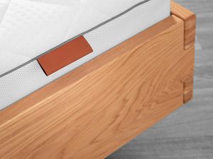 Miniatura 5 - Postel jesionowe detail ramy bocznej kresba dřeva a matrace