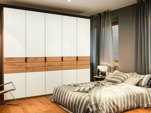 Miniatura 4 - Bílá skříň z dubovými zásuvkami v moderní ložnice z postelí aranžmá