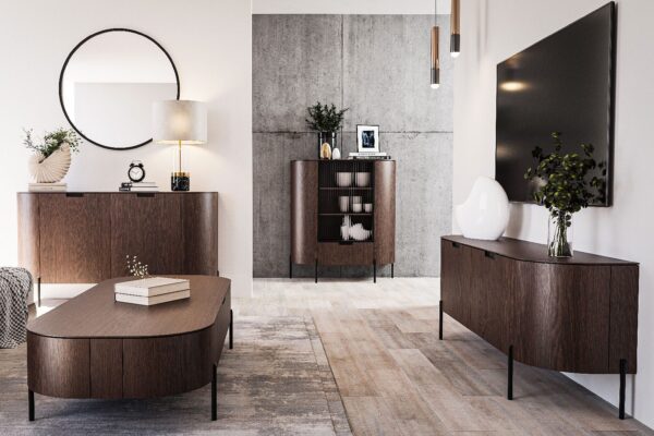 Nowoczesny salon z meblami orzechowymi zaokrąglonymi i okrągłym lustrem