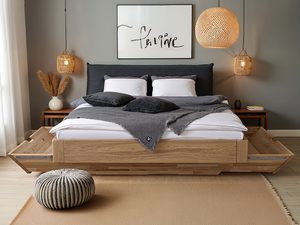 Miniatura 10 - Dubová postel se zásuvkami otevřenými a polštářem grafitovou v ložnici boho