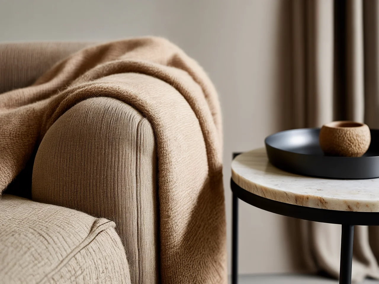 Zbliżenie na wysokiej jakości materiał, z którego wykonana jest modna sofa w kolorze beżowym.