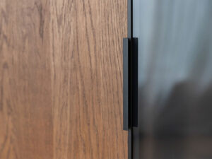 Miniatura 11 - Prosklená dubová komoda Oak Elegance TABACCO
