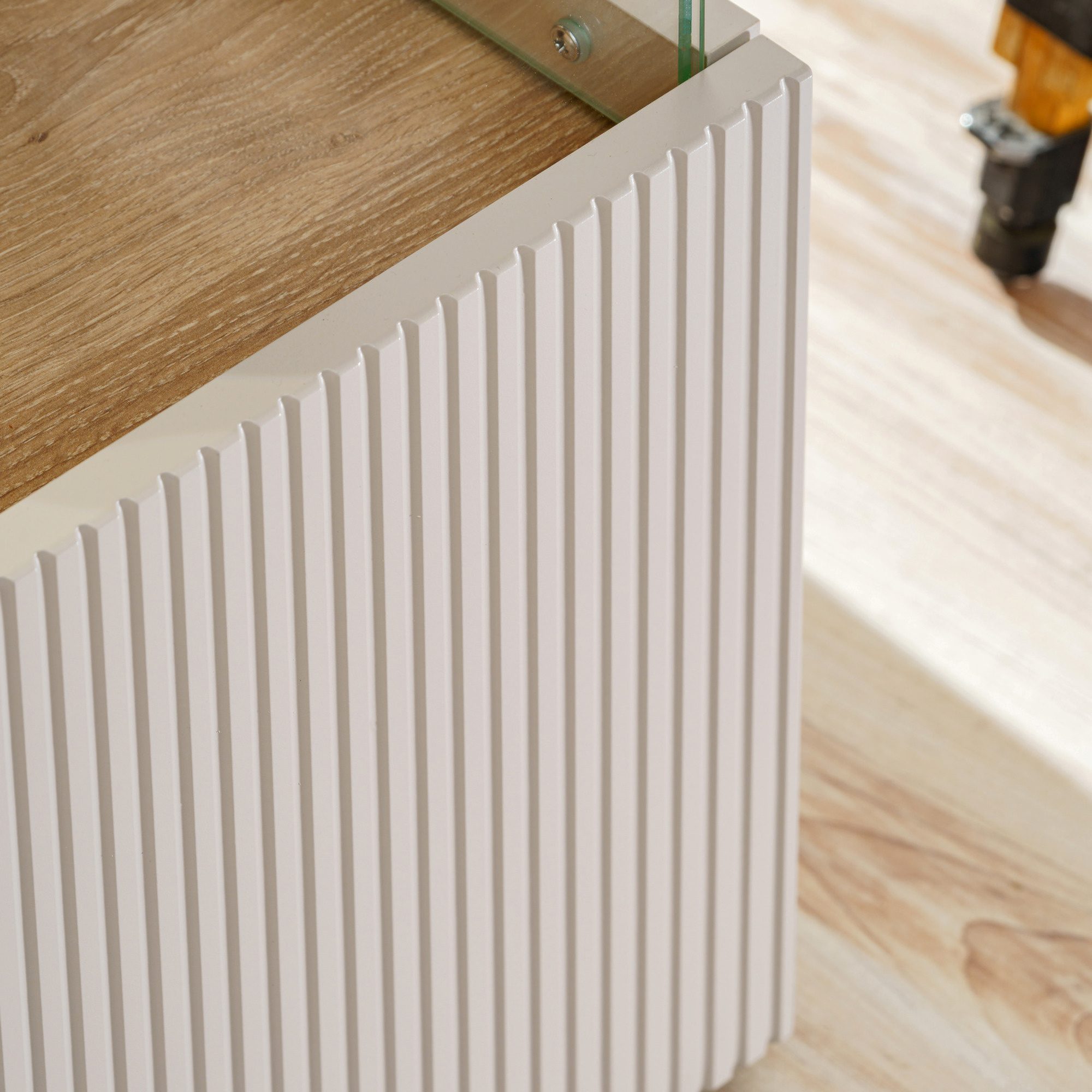 Detailaufnahme der Kanten und des Dekors der Kommode Cativaro