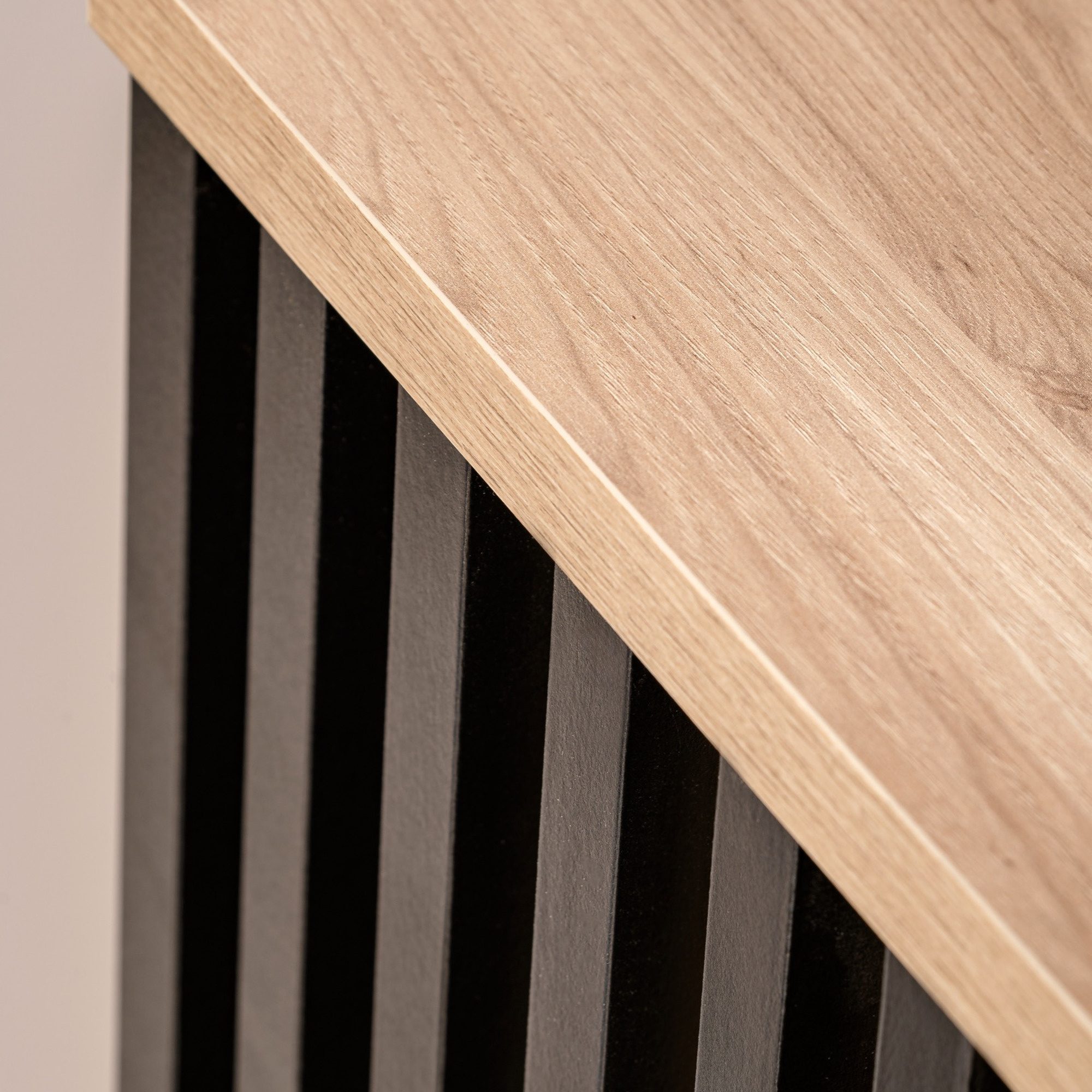 Detail hrany sedáku a lamel Pedrivo