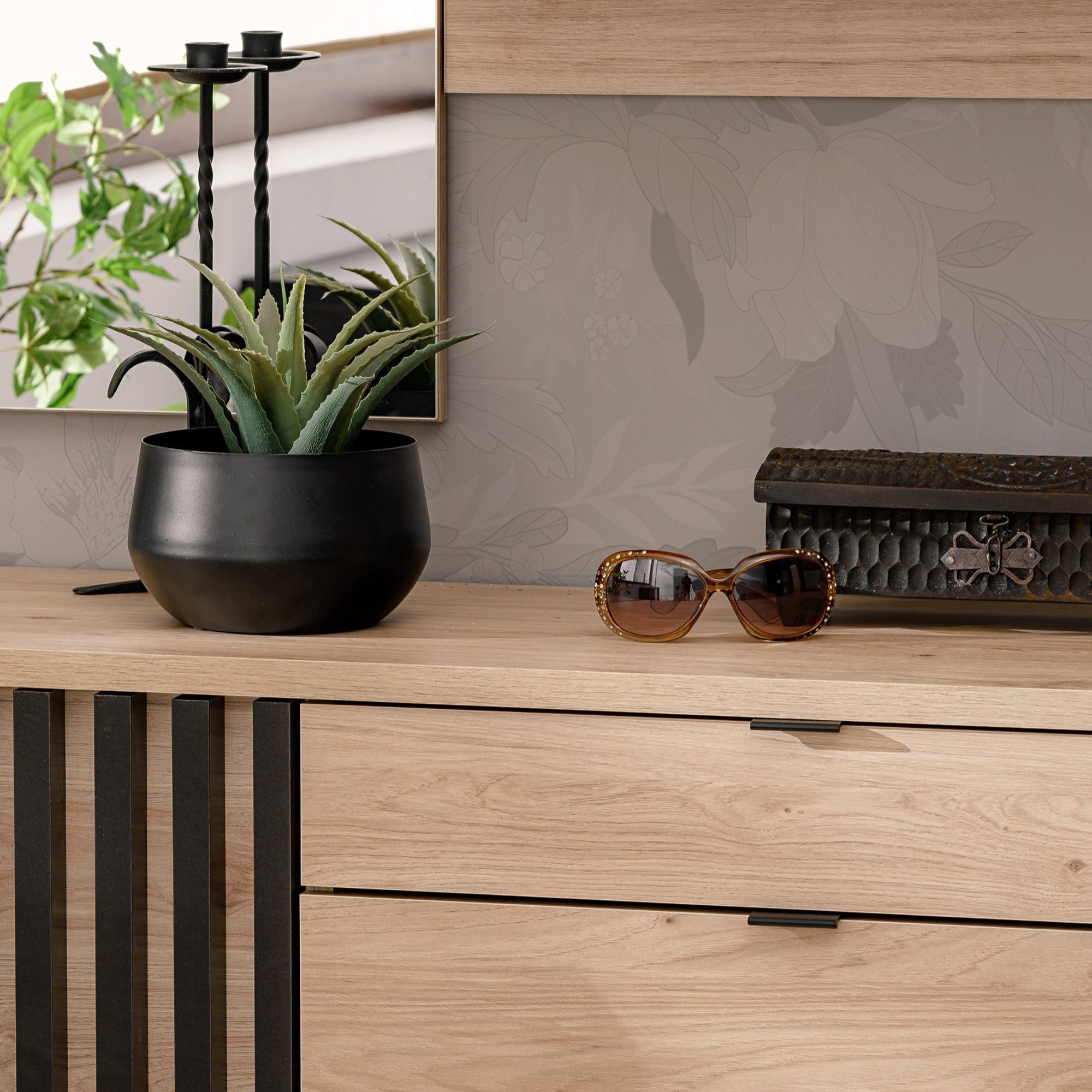 Detail komody Pedrivo se zrcadlem a rostlinou