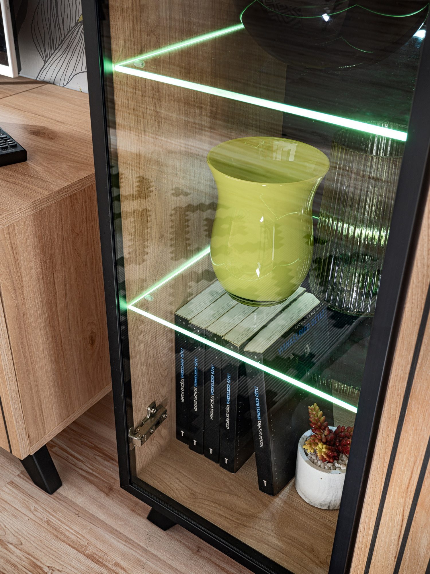Wohnbeispiel der Kollektion Lioren mit LED-Vitrine und Möbeln in Hickory Jackson
