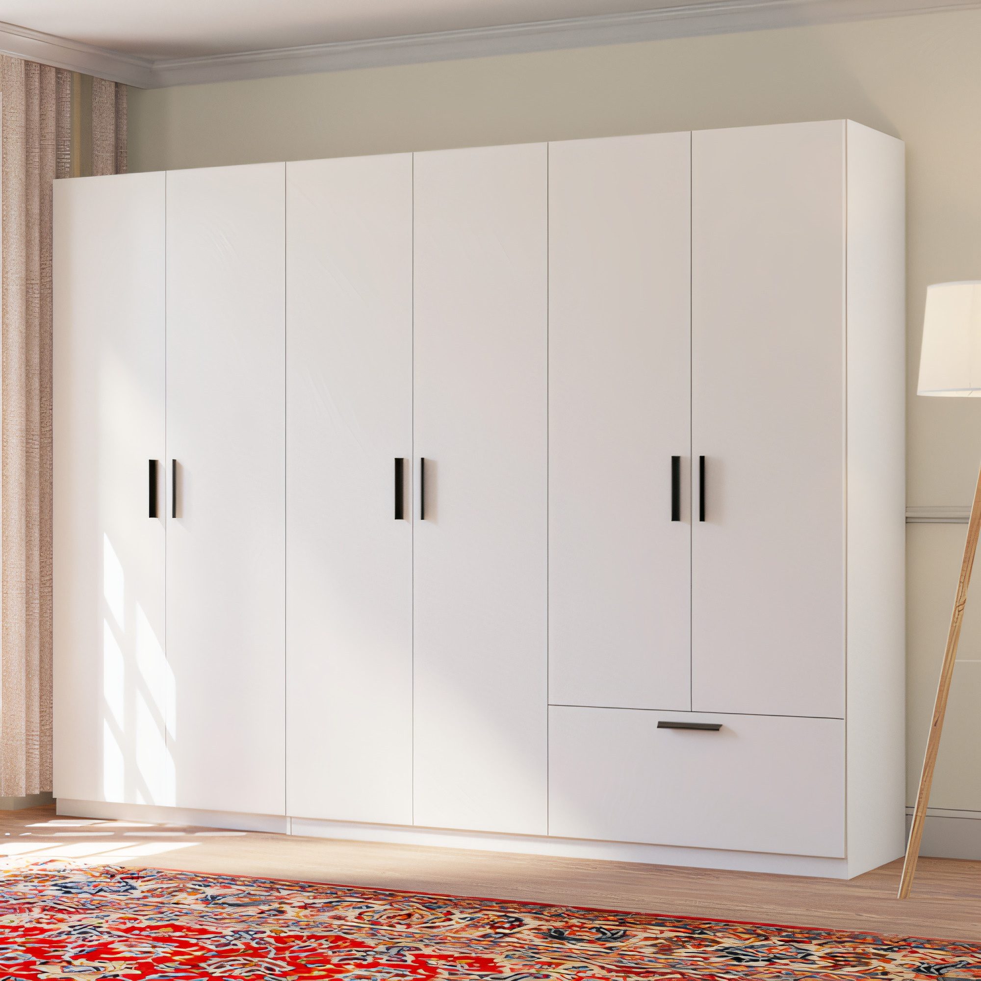 Weißer Kleiderschrank Litano 270 cm im Raum mit Holzboden und Teppich