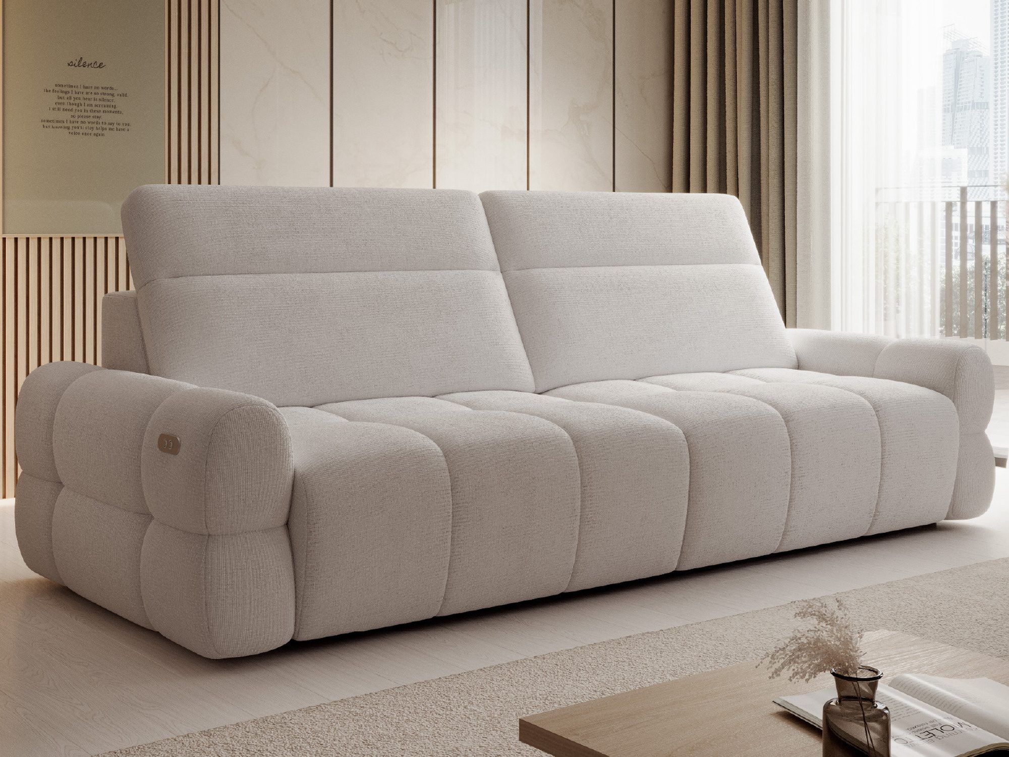 Sofa Marello mit hochgestellten Kopfstützen am Wohnzimmerfenster