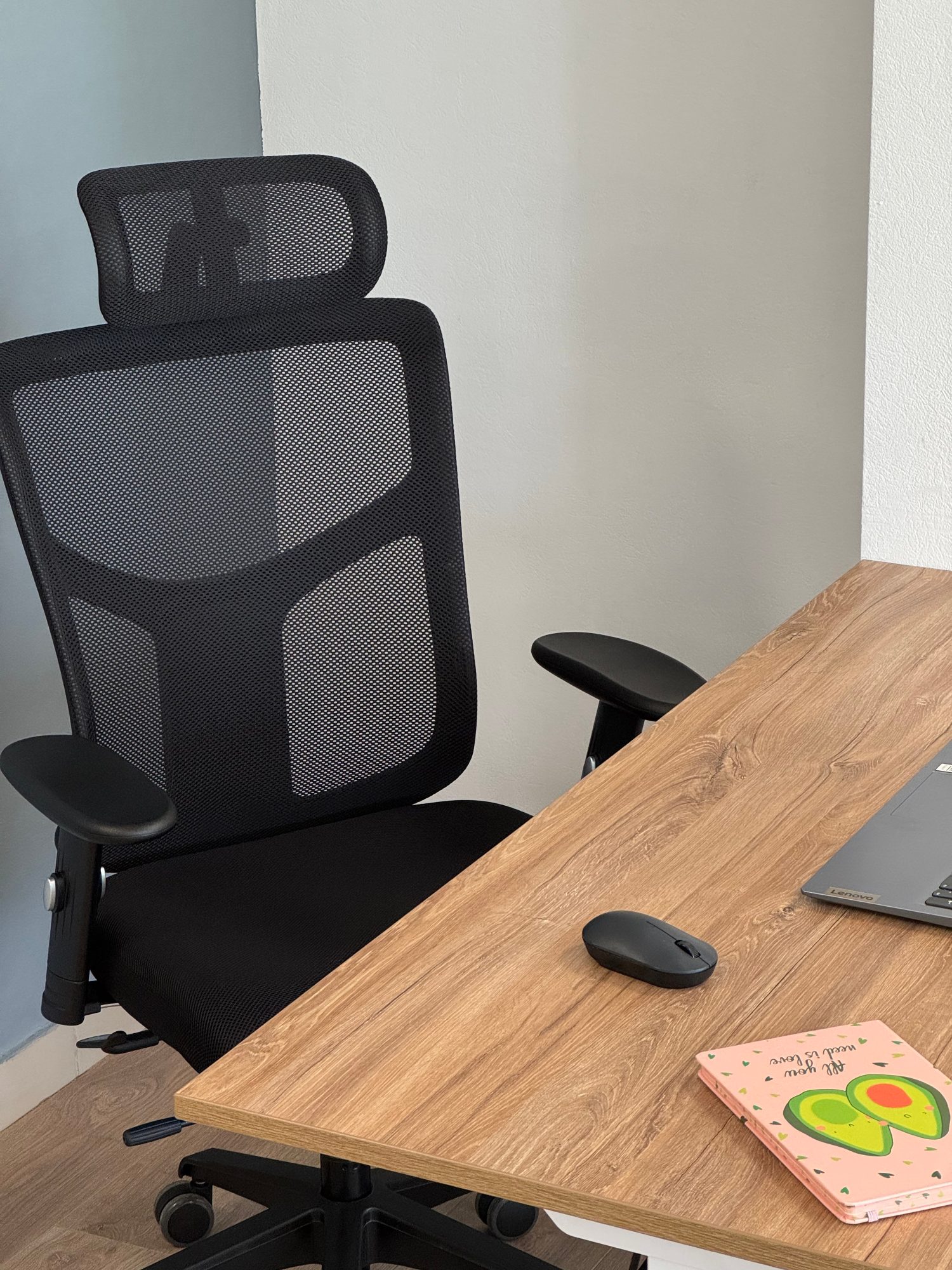Ergonomické křeslo ERGOFLY STAR-E černé v kancelářském interiéru