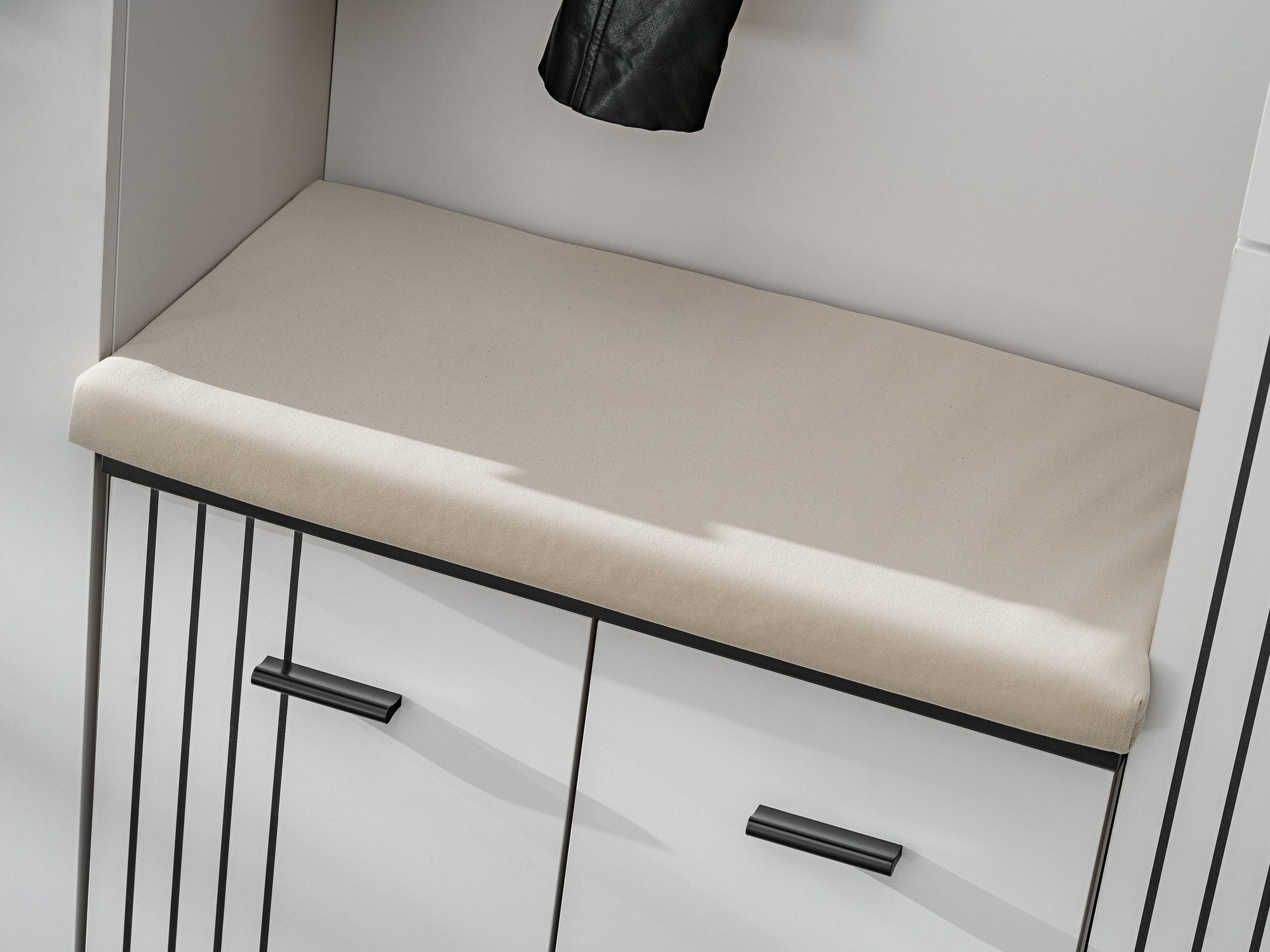 Béžový sedák k předsíňové stěně Havoro 120 cm