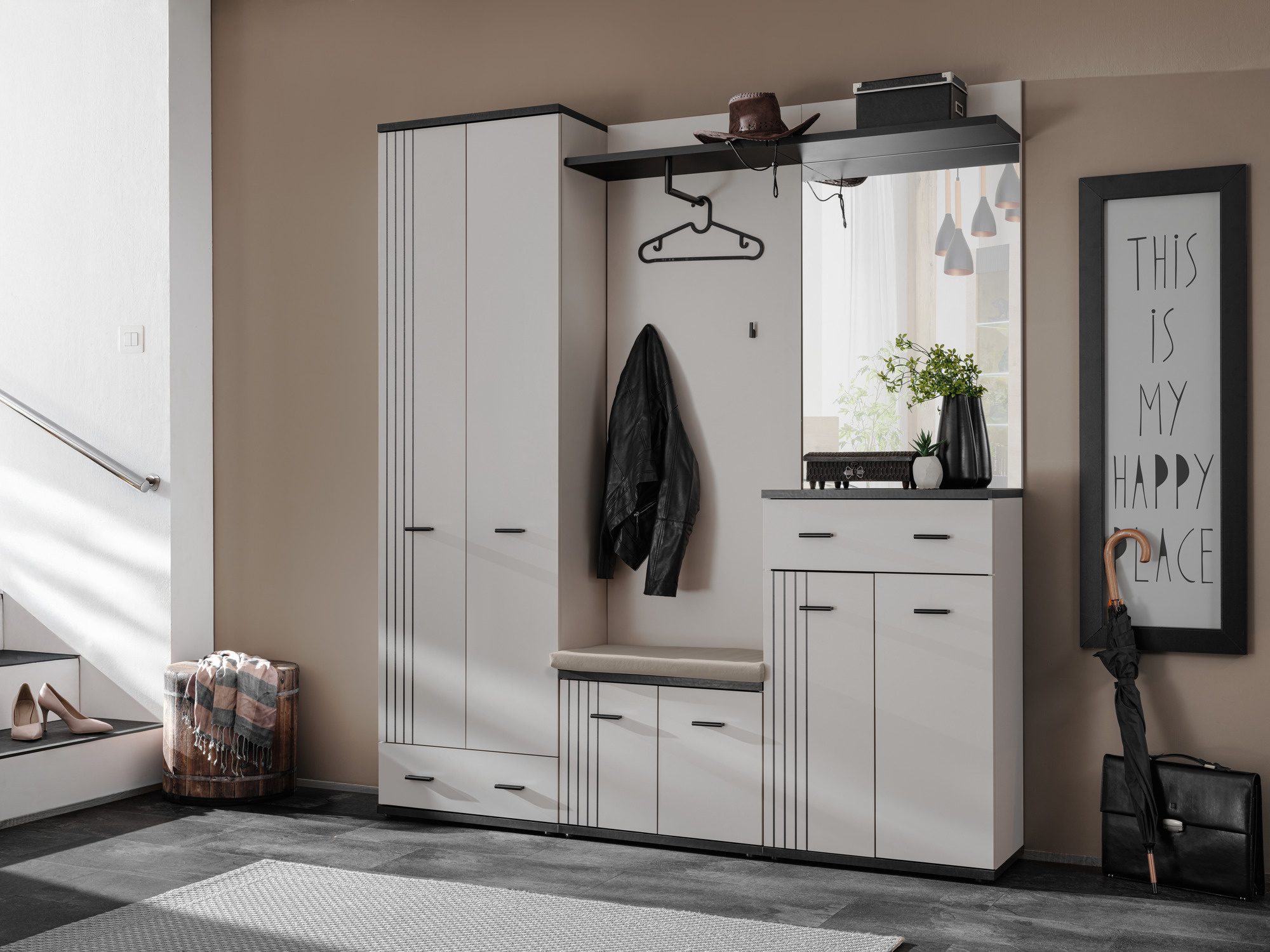 Weißer Flurschrank mit schwarzen Akzenten und Spiegel