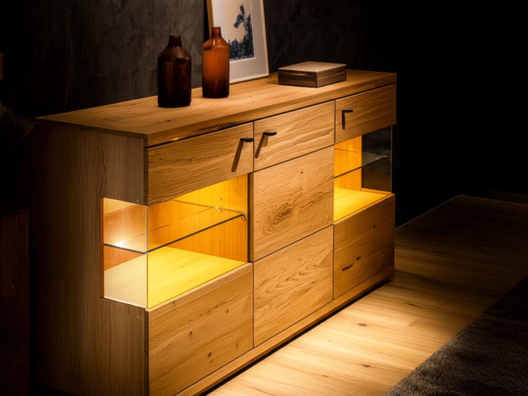 Kommode Corvena mit Glasvitrinen – Wohnraum-Arrangement