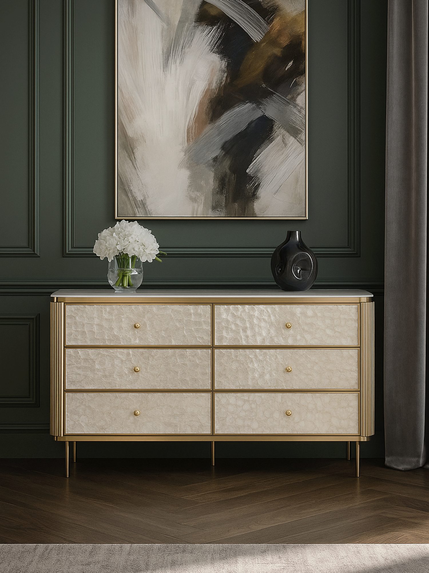 Kommode Eleganza mit Muschelfronten vor einer dunkelgrünen Wand