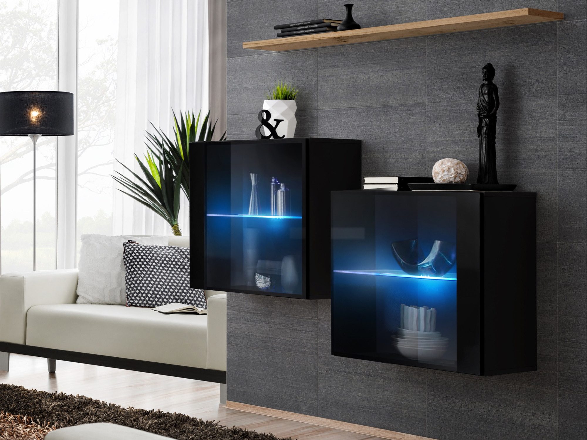 Závěsná komoda Kelmoro 130 cm se 2 LED vitrínami a policí v interiéru obývacího pokoje