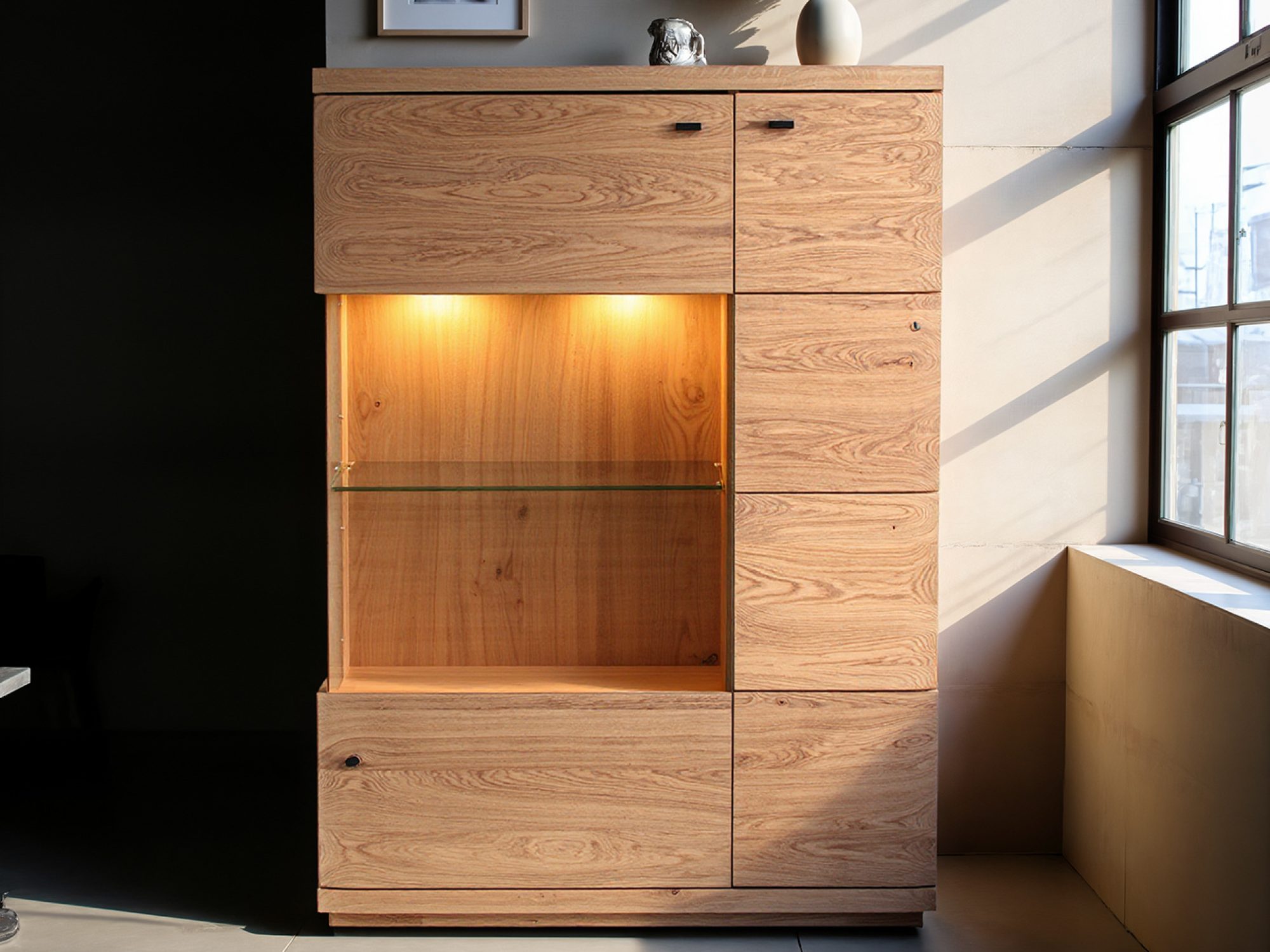 Highboard Corvena mit Glaselement – Wohnzimmer-Arrangement