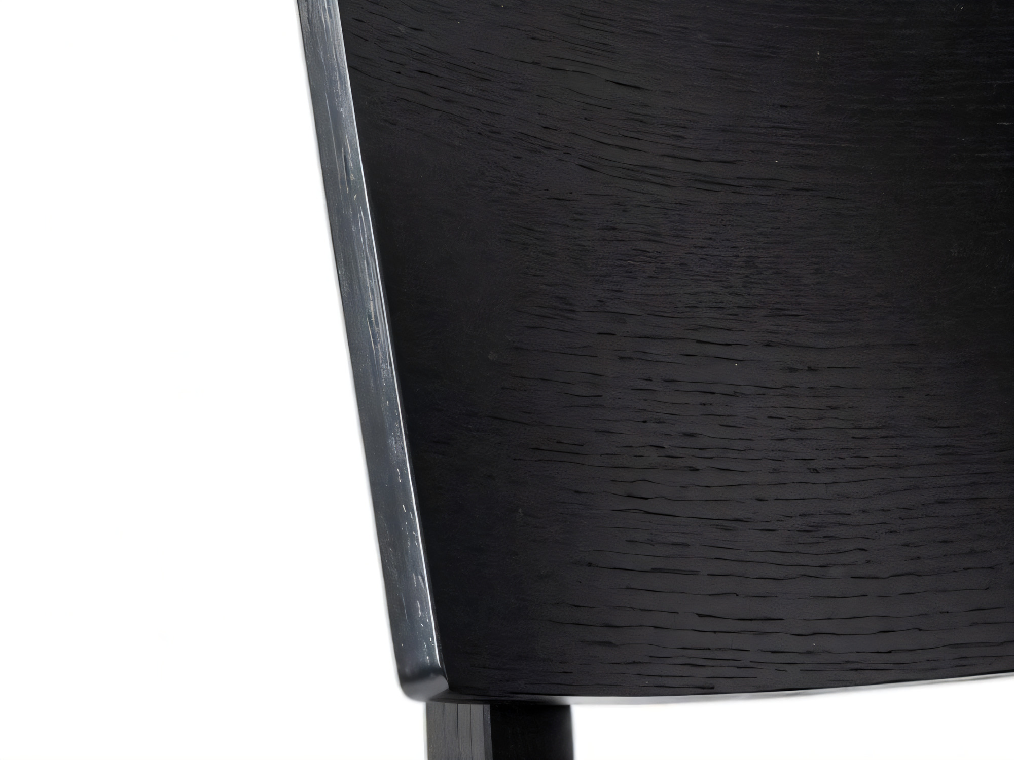 Židle Falvion z masivního dubu, černá, detail opěradla