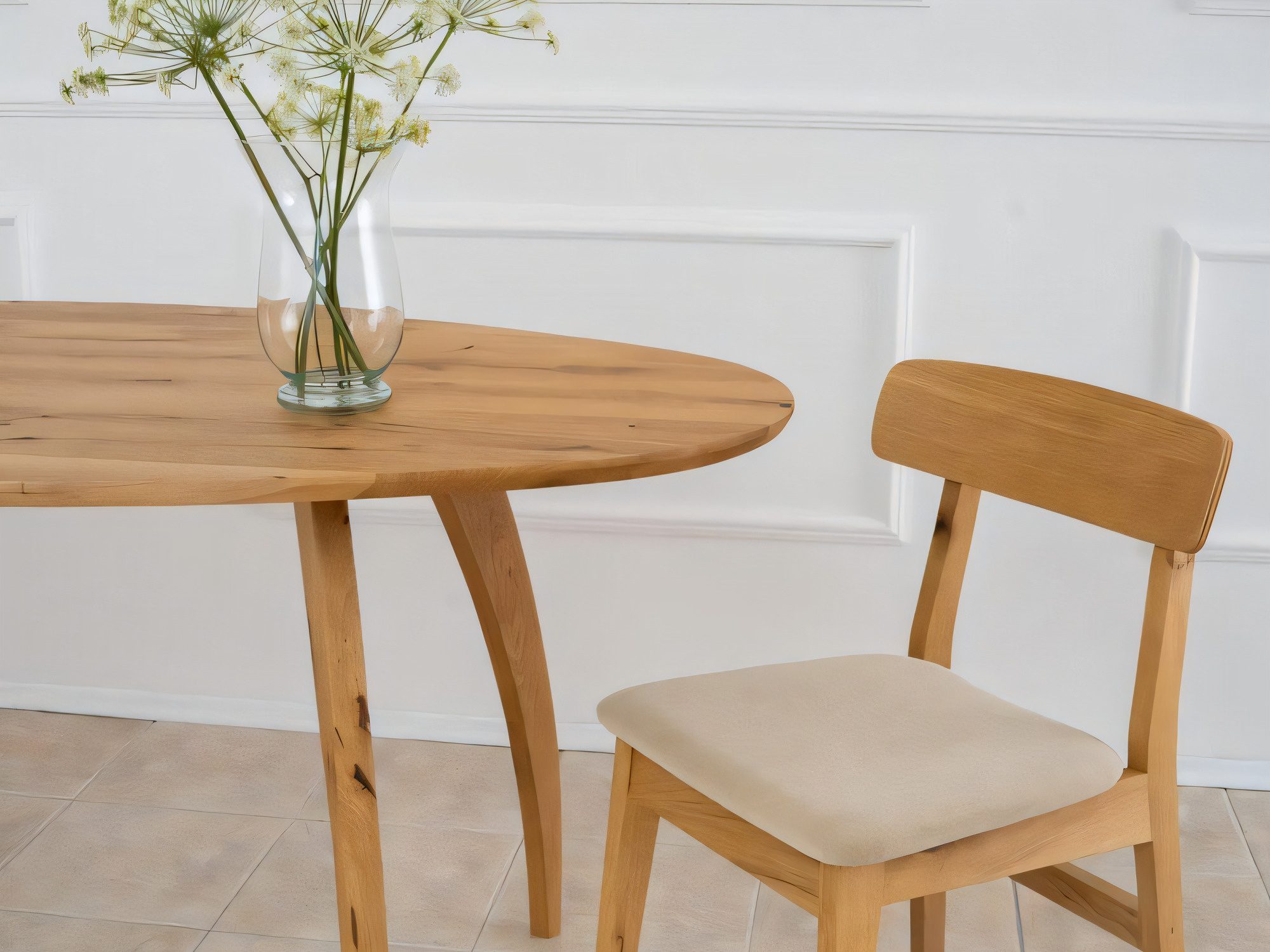 Stuhl Merelis mit Eichengestell im Esszimmer-Arrangement