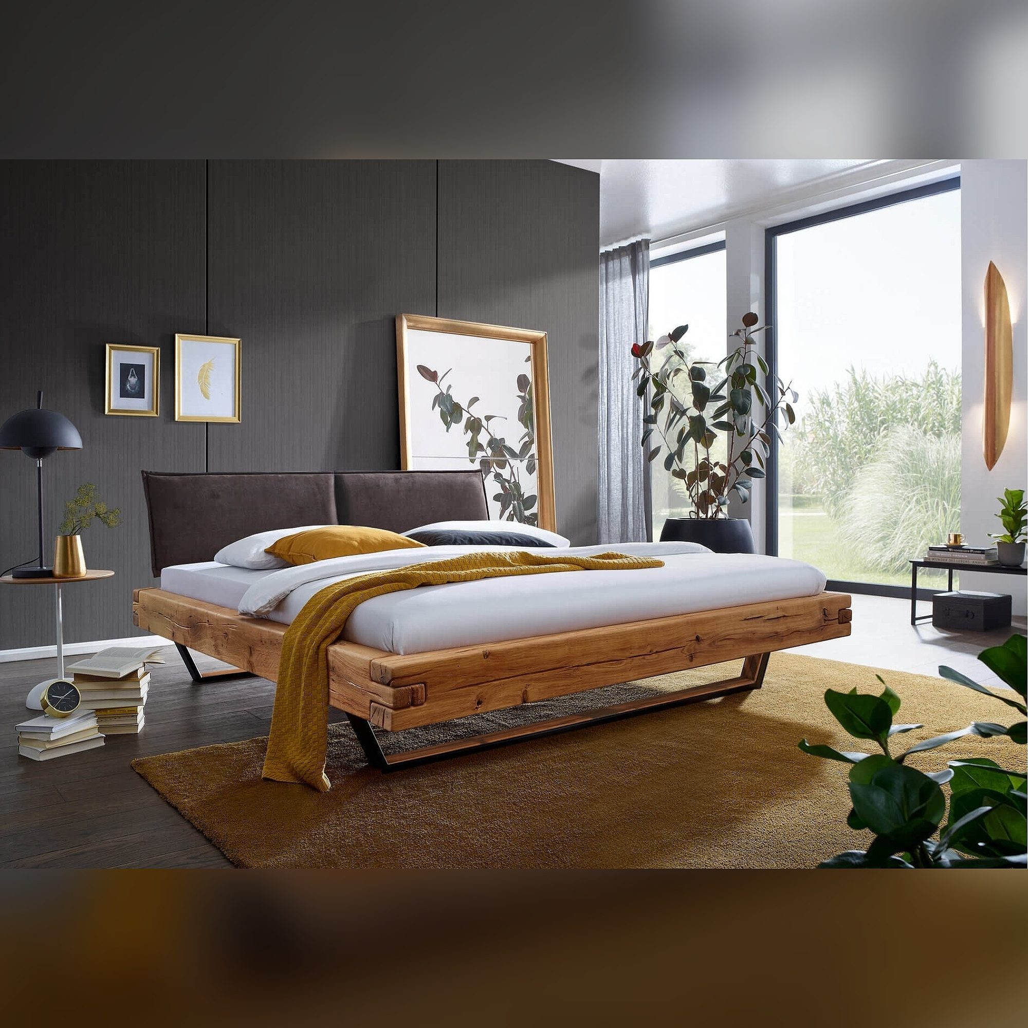 Eichenbett Dorven auf Metallkufen im Schlafzimmer-Arrangement