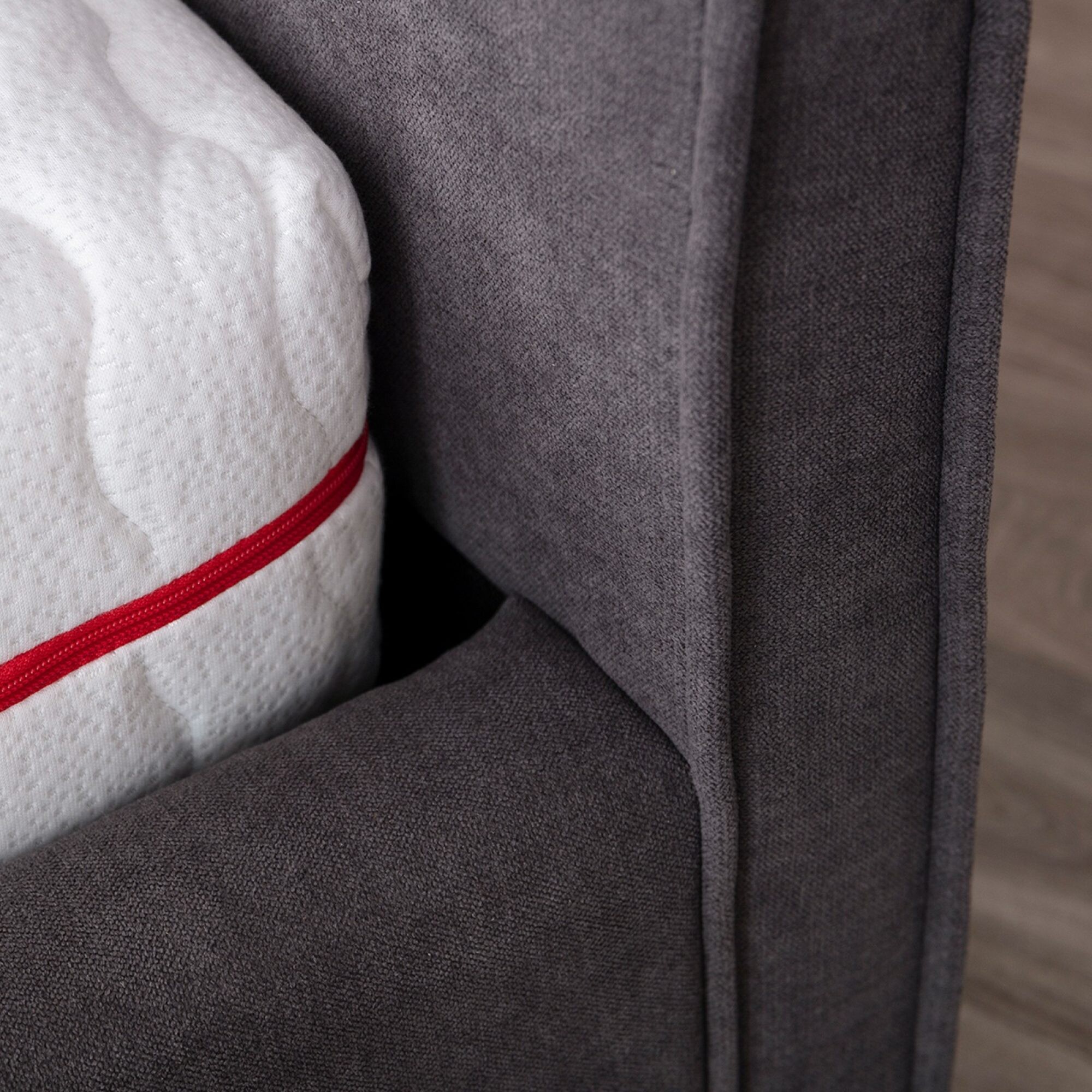 Ecke des gepolsterten Kopfteils von Bett Velunia mit Matratze – Nahaufnahme