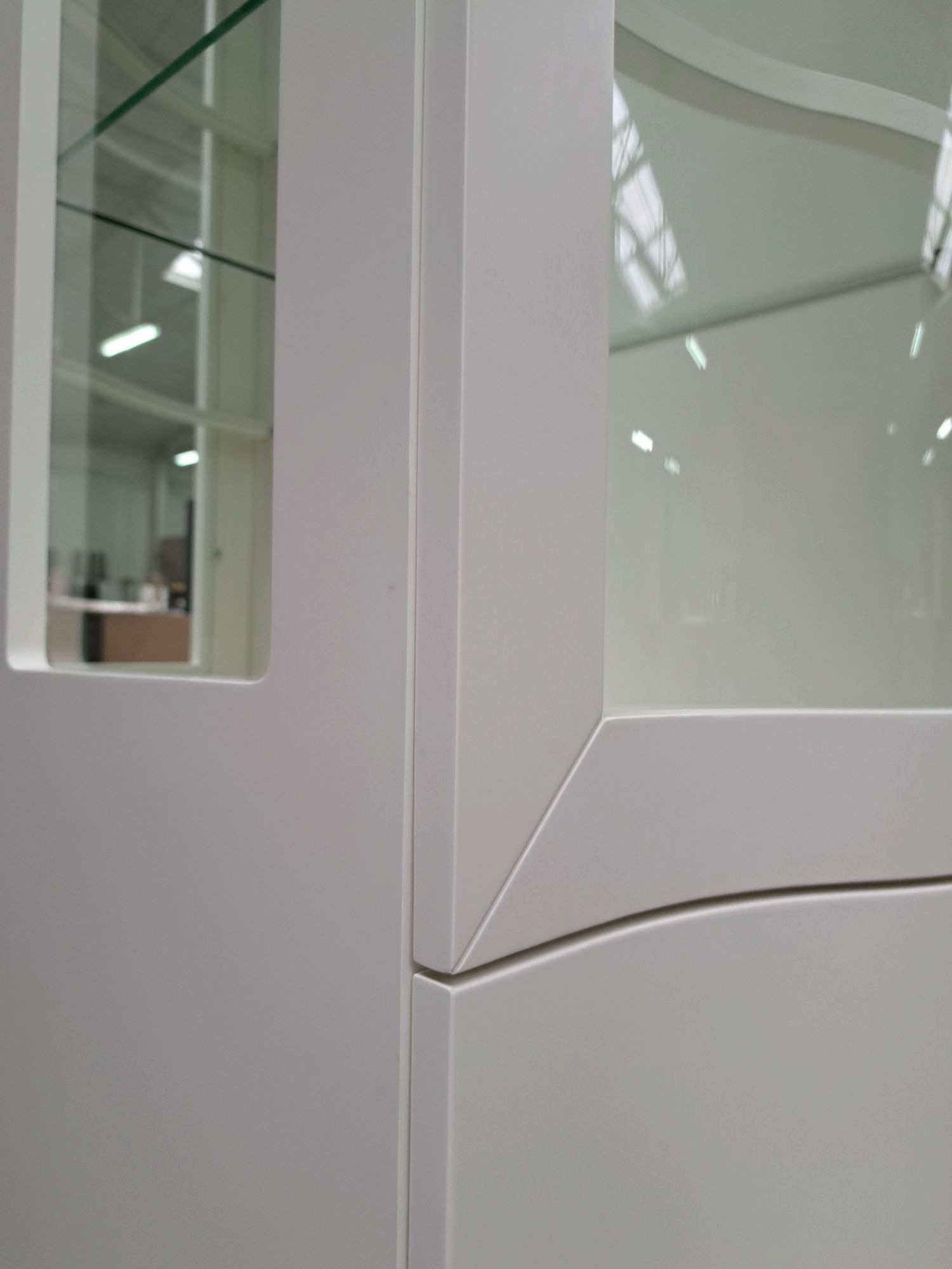 Nábytek Madera – detail provedení 4: dřevěné nohy, deska a lakované čelo