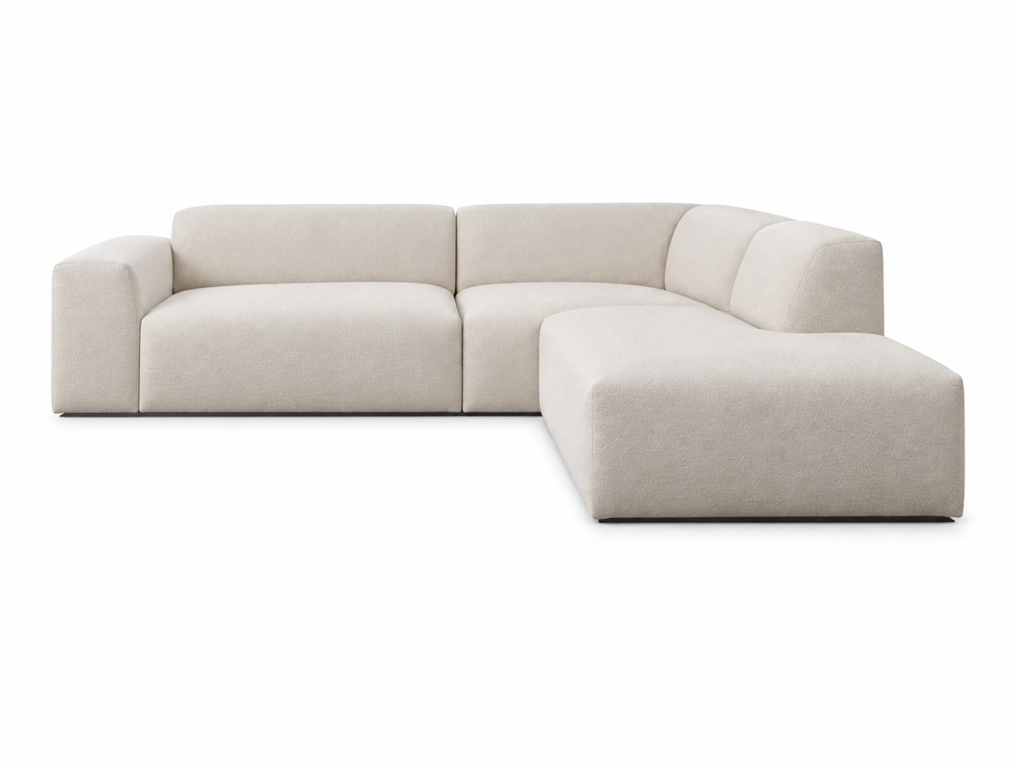Cremefarbenes Ecksofa Astrevia, 252 cm, vor weißem Hintergrund