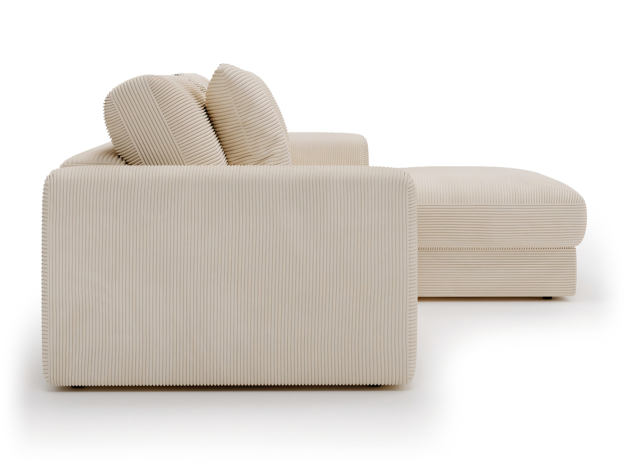 Ecksofa Harvina von der Seite mit niedriger Rückenlehne und Sitzfläche