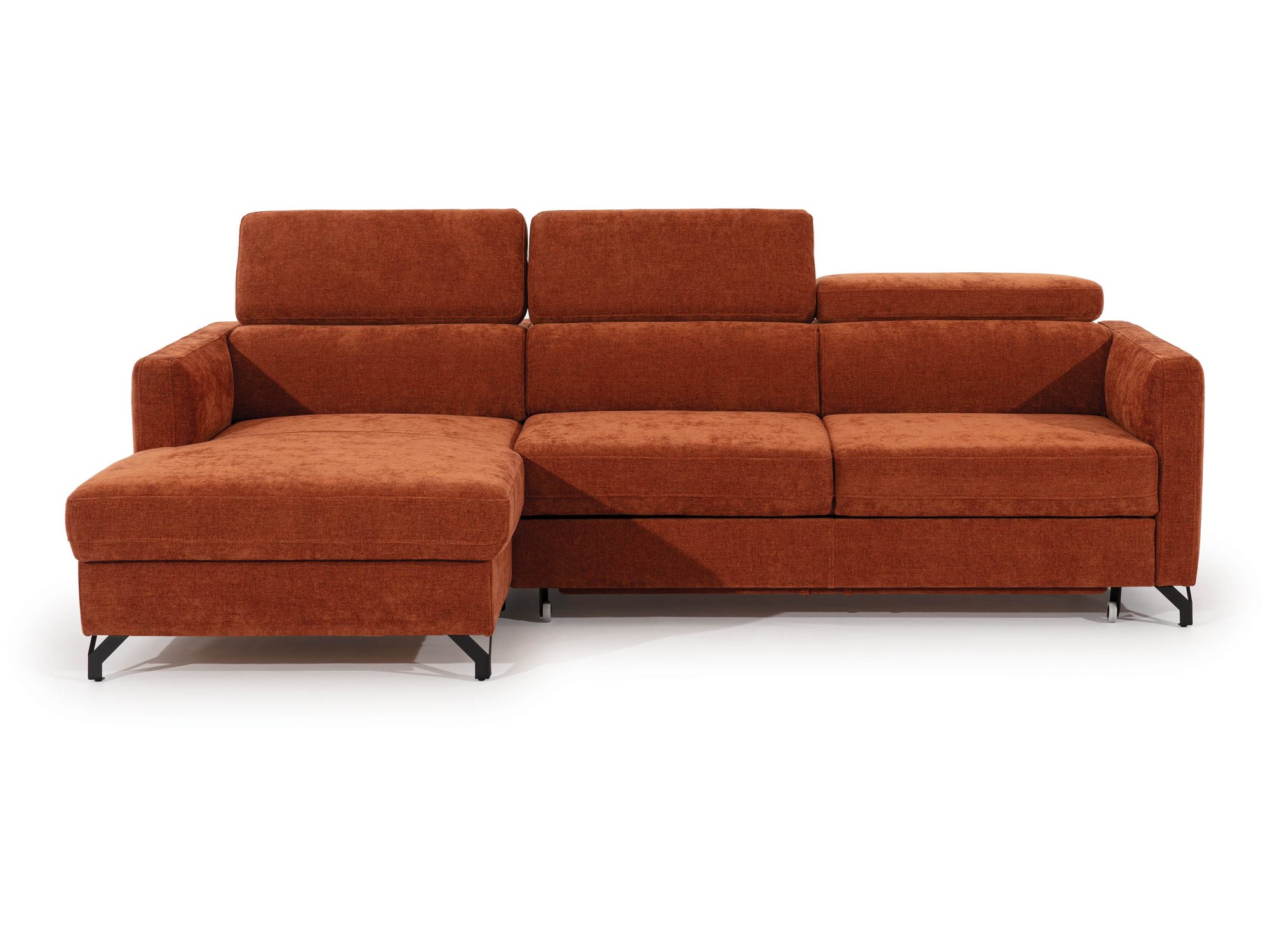 Schlafsofa Travento, 245 cm, als Ecksofa mit ziegelrotem Veloursbezug vor weißem Hintergrund