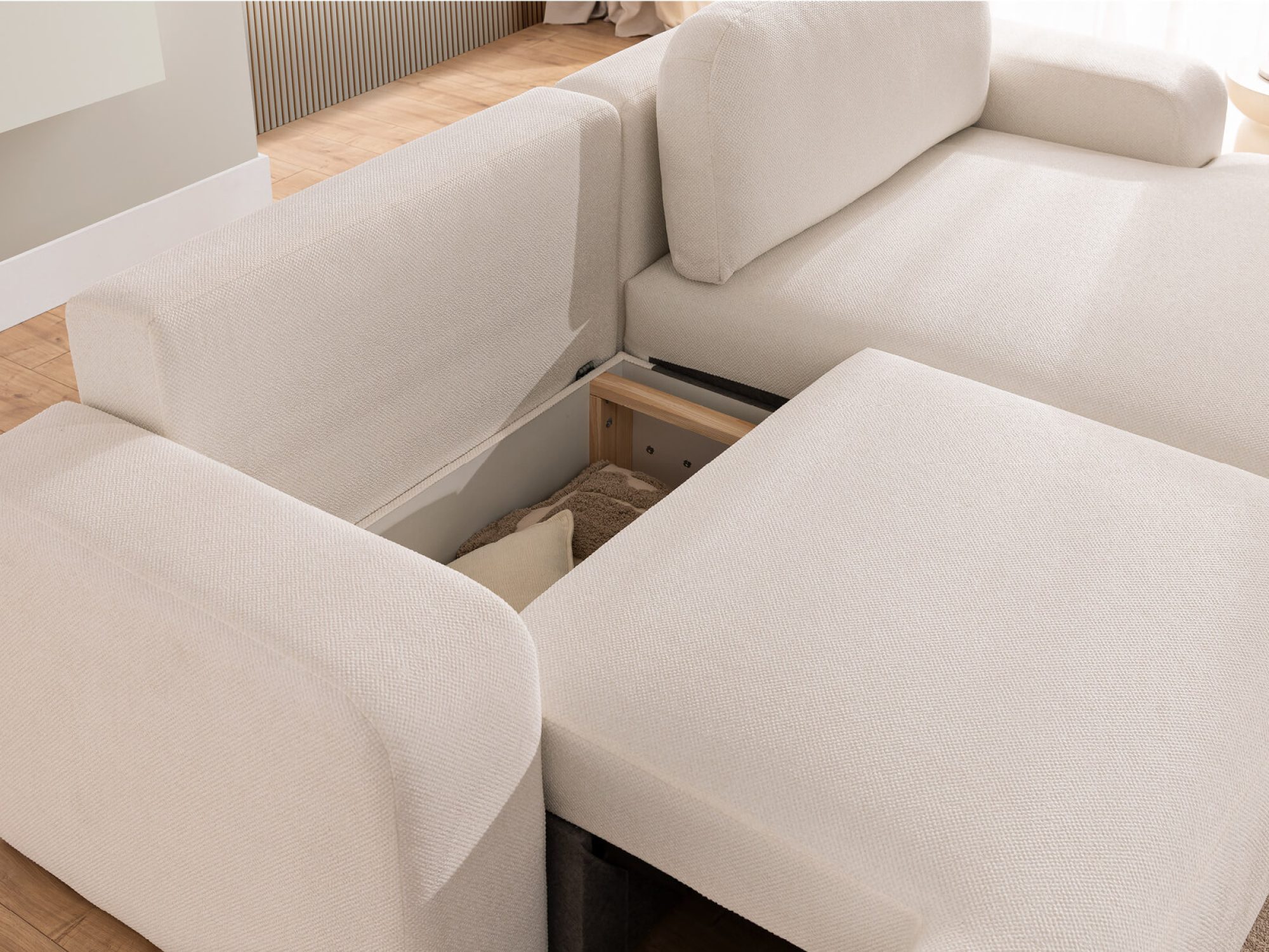 Stauraum unter der Sitzfläche des Ecksofas Embrosio
