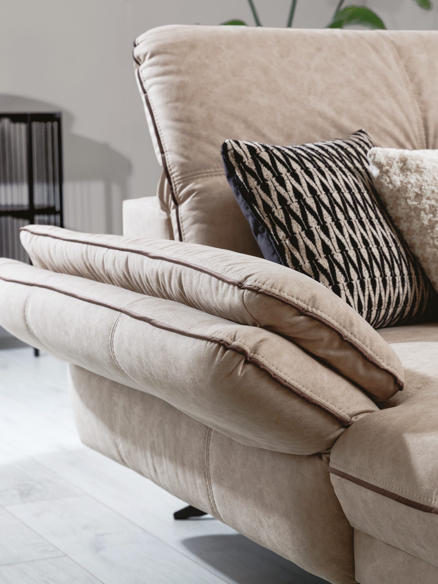 Ecksofa Terlavio 287 cm mit verstellbaren Kopfstützen auf Kufen – Bild 2