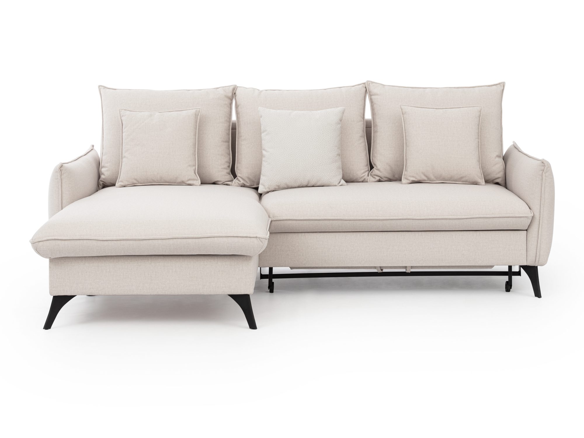 Ecksofa Varlino 230 cm mit losen Kissen und cremefarbenem Stoffbezug vor weißem Hintergrund