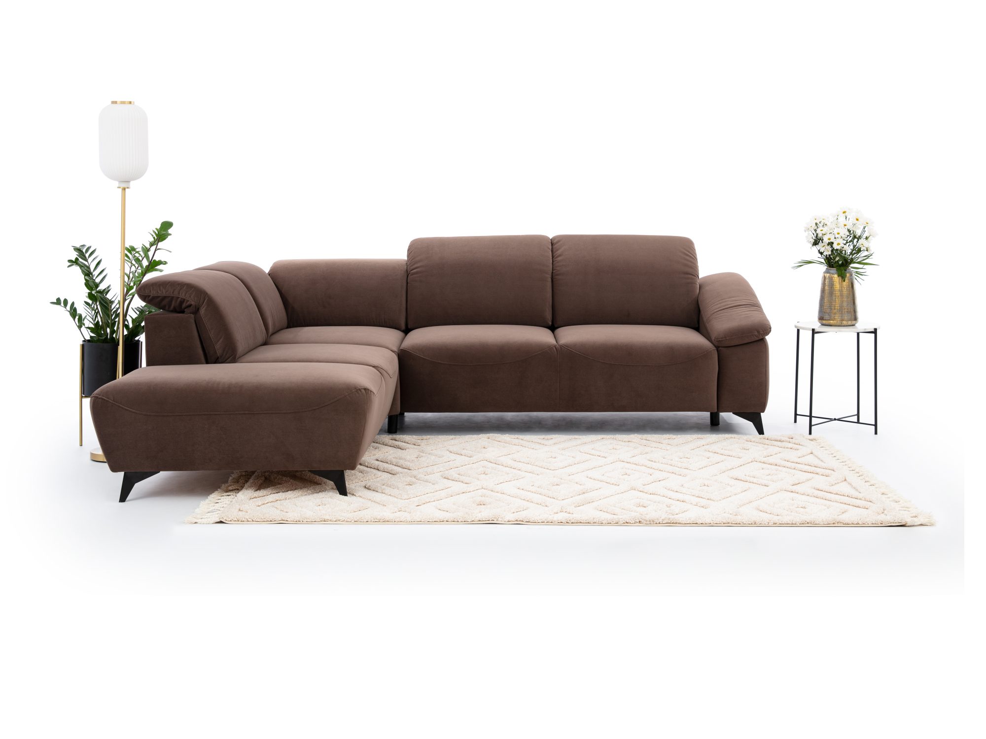 Ecksofa Vilmaro mit Ottomane, Lampe und Zimmerpflanzen