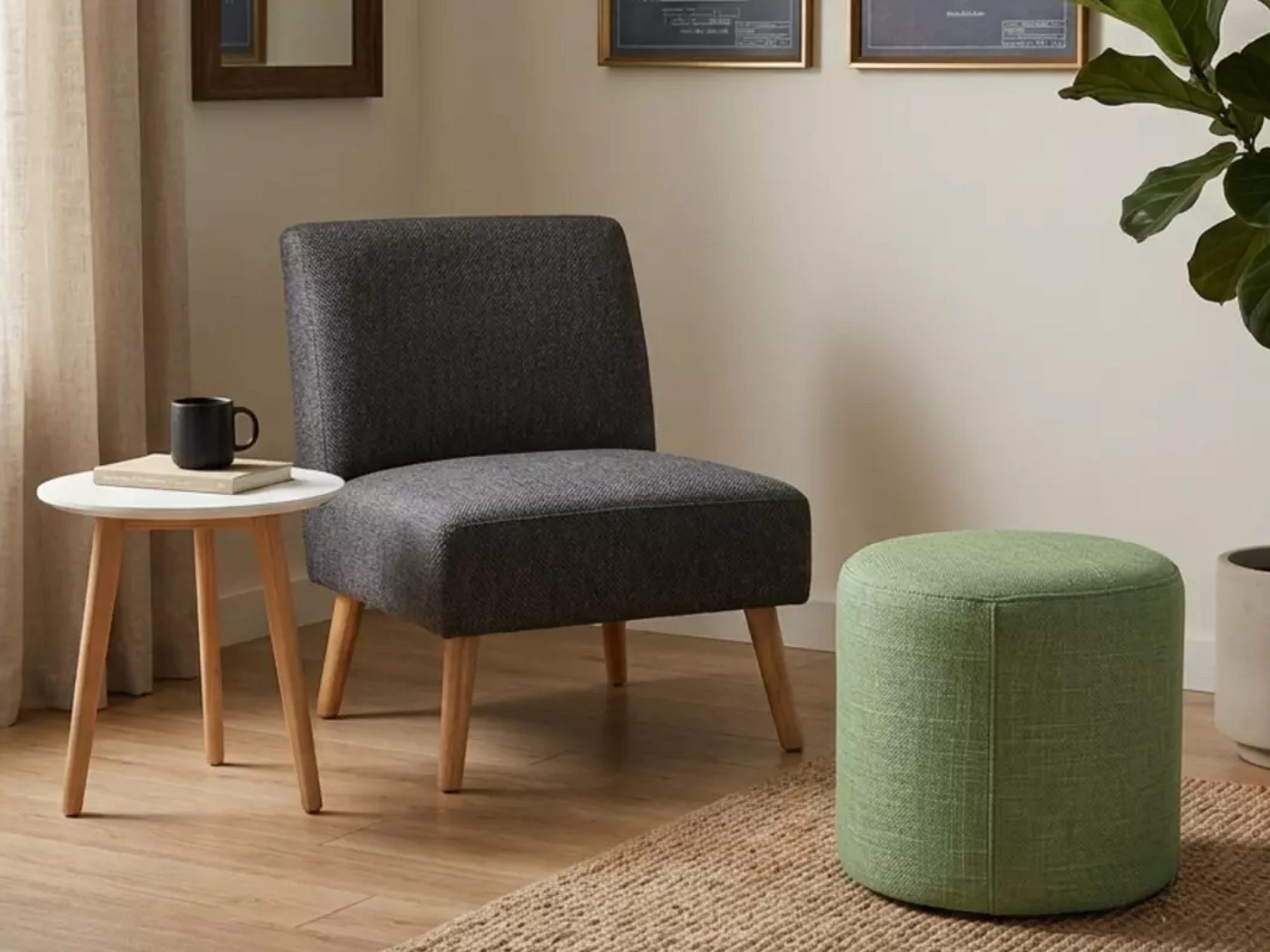 Kulatý čalouněný taburet Pufello 45 cm v interiéru