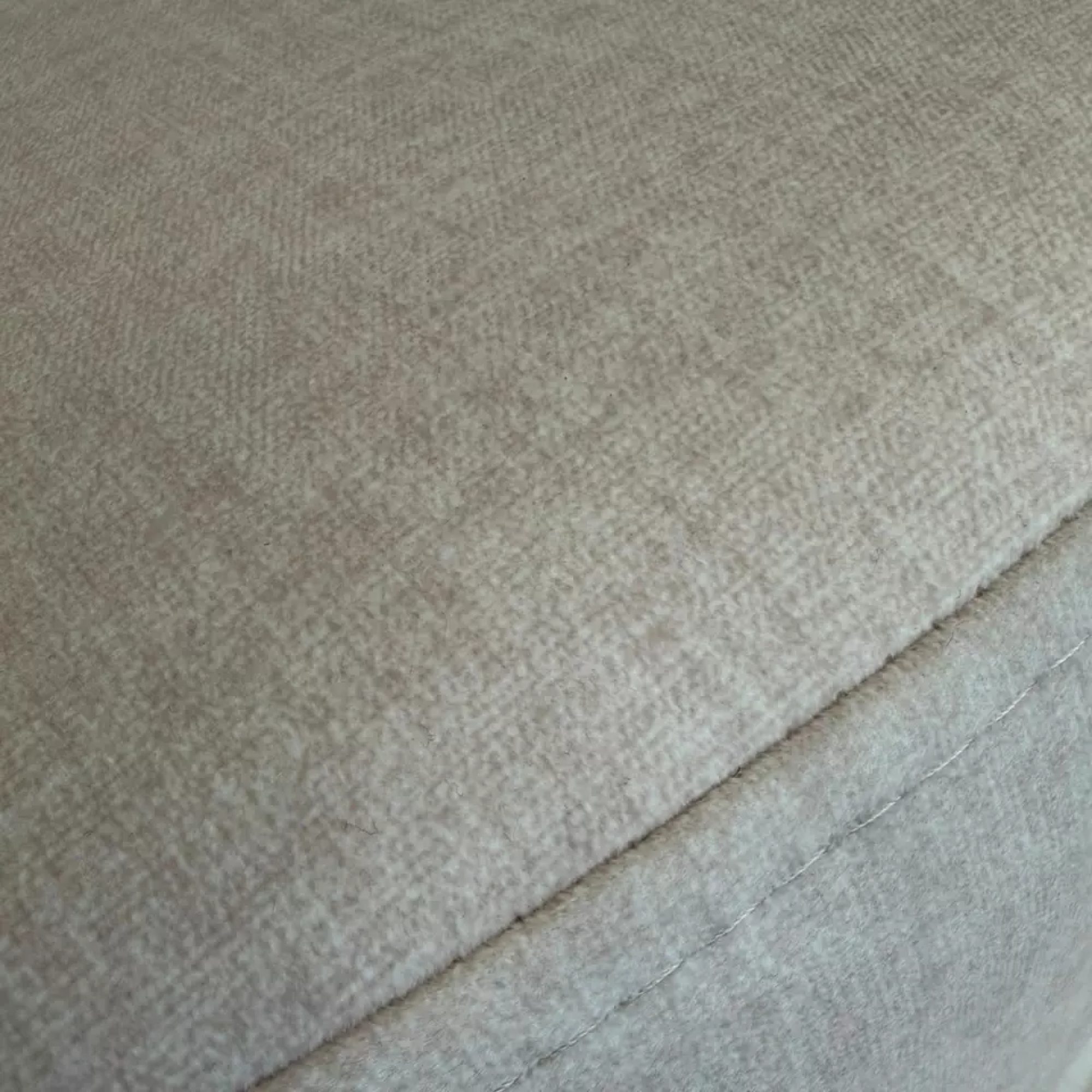 Kulatý čalouněný taburet Pufello 45 cm v interiéru 5